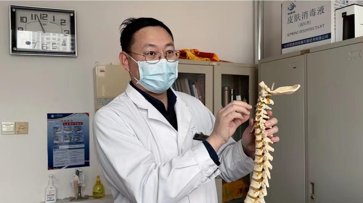 頸椎病痛苦不堪,菏澤市立醫(yī)院脊柱外科微創(chuàng)1cm小孔解決問題