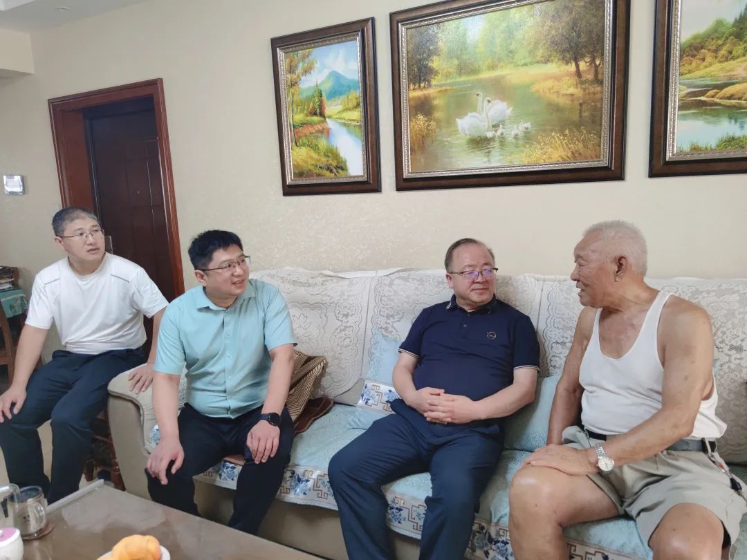 情系退休職工——菏澤市立醫院領導一行人走訪慰問退休職工