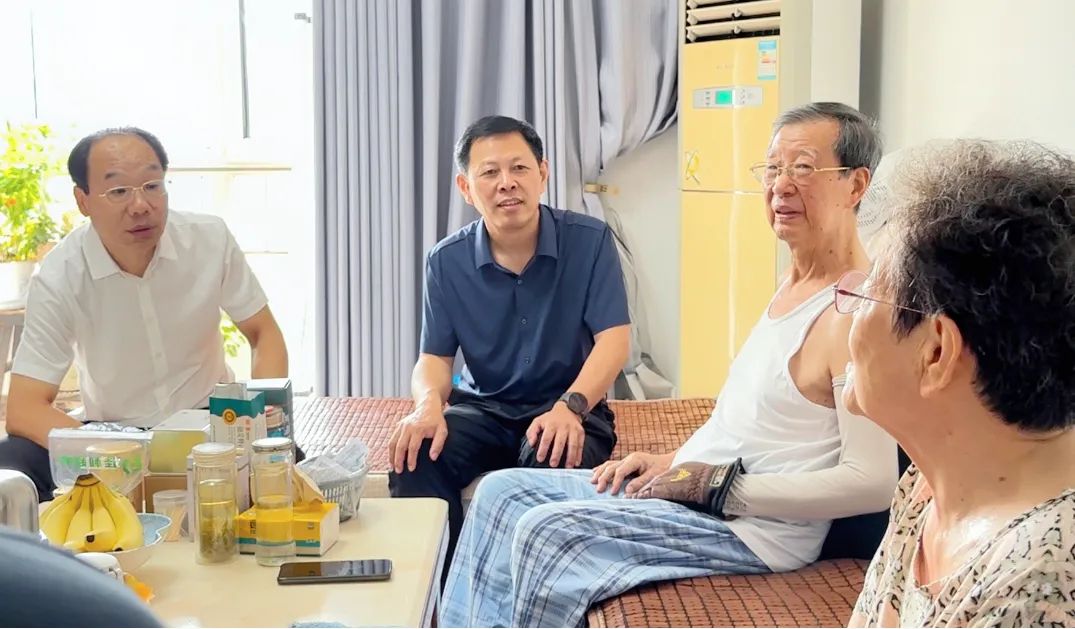 情系退休職工——菏澤市立醫院領導一行人走訪慰問退休職工