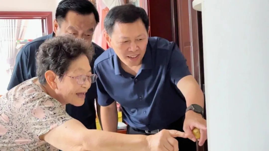 情系退休職工——菏澤市立醫院領導一行人走訪慰問退休職工